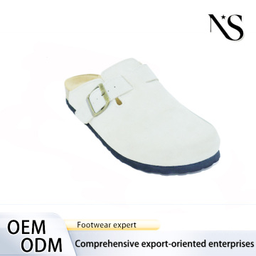 Calçado atemporal de camurça branca para mulheres