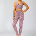 conjunto de top y leggings de gimnasio