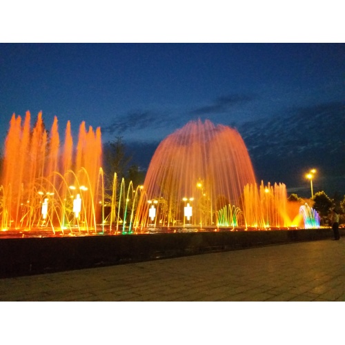 Фонтанҳои калони обҳои беруна ба чашмаи калони оббозии берунӣ