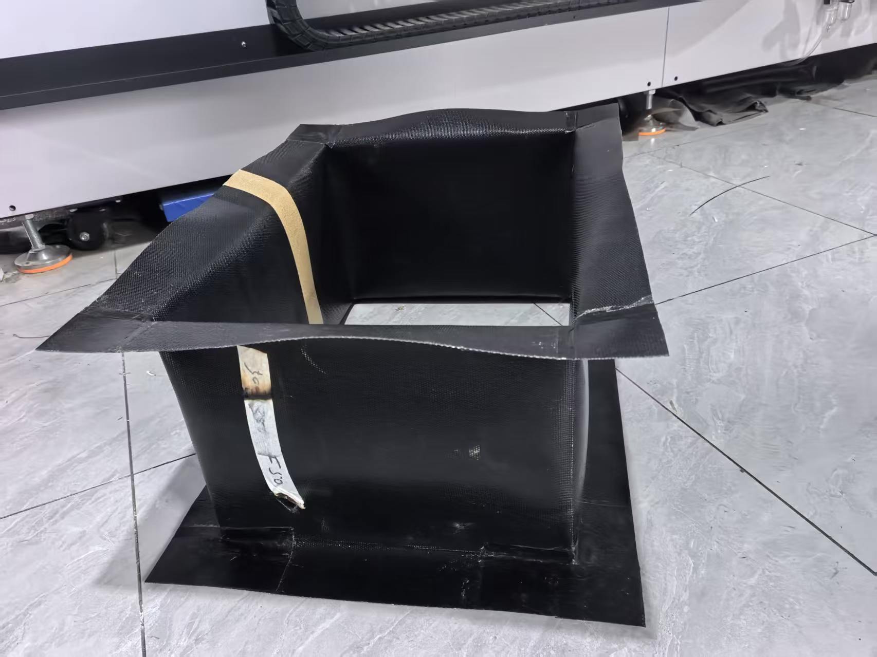 Тканевый компенсатор из ПТФЭ для химических перерабатывающих предприятий, работающих с агрессивными средами.