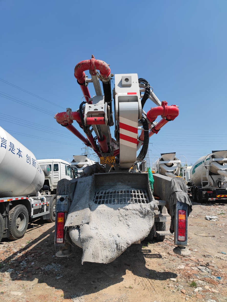 XCMG HB40V 40-meter concrete pump truck