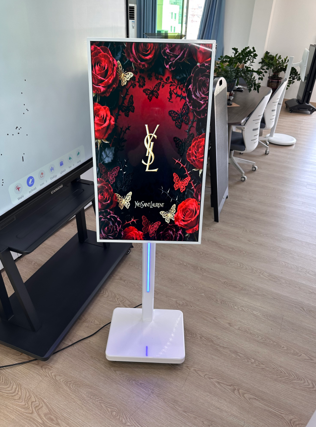 Esnek toplu taşıma tabela yönlendirmesi için 360 derece dönebilen mekanizmaya sahip mobil LCD ekran