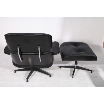 Juoda fanera „Eames Lounge“ kėdė ir Osmanų