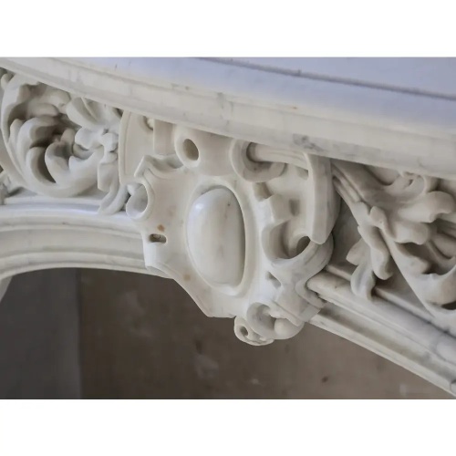 豪華なリビングルームクラシックホワイトマーブルマントルピース