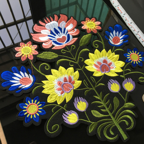 Kleuren veren bloem opstrijkbare borduurwerkflarden applique