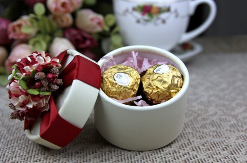 small round tube cylinder rigid cardboard box for chocolate/candy with flower decoration