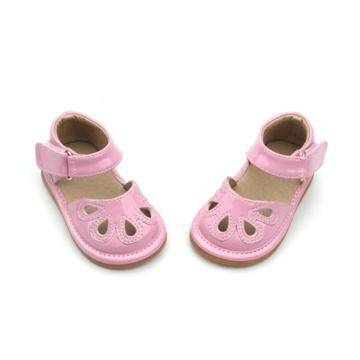 Søde førsteklasses lyserøde hule knirkende sko baby