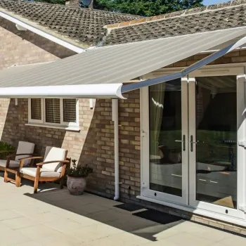 High-Quality, Motorized, Fireproof Outdoor Sunshade: A Comprehensive Guide to Folding Arm Awning with Full Cassette Retractable Design
