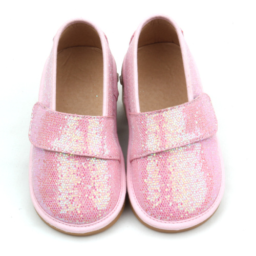 Детская необычная обувь розового цвета с блестками и скрипом