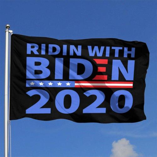 Promotion USA Biden Bnner gegen Trump Wahlflaggen