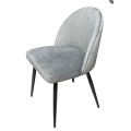 Silla moderna tapizada en terciopelo con respaldo capitoné