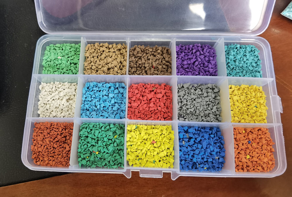 Colored rubber particles (4)