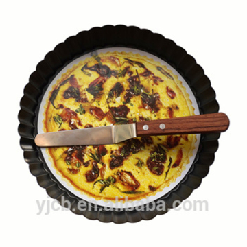 Vaschetta per torta con tortino di torta alla pizza con spatola