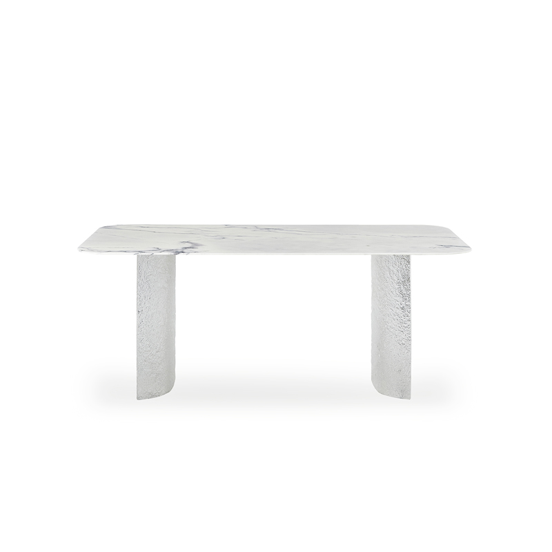 モダンなスタイリッシュな白いダイニングテーブル