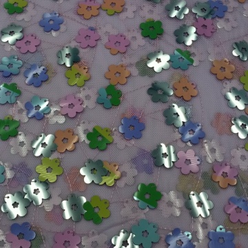 Bunte Gänseblümchen-Paillettenstickerei