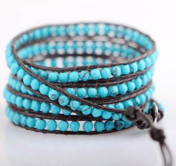 Bracciale avvolgente in pelle turchese con perline naturali