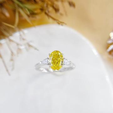 Matingkad na Yellow Oval Lab Diamond Trilogy Ring