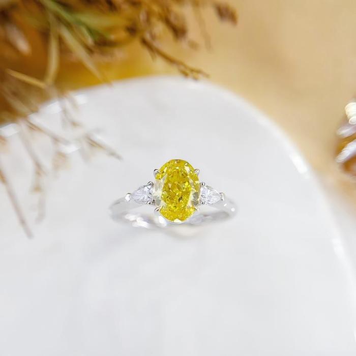 Matingkad na Yellow Oval Lab Diamond Trilogy Ring