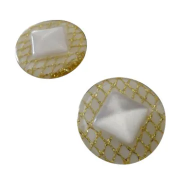 Resin buttons with fashionable design