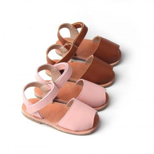 Sandalias cómodas para niña de diseño simple