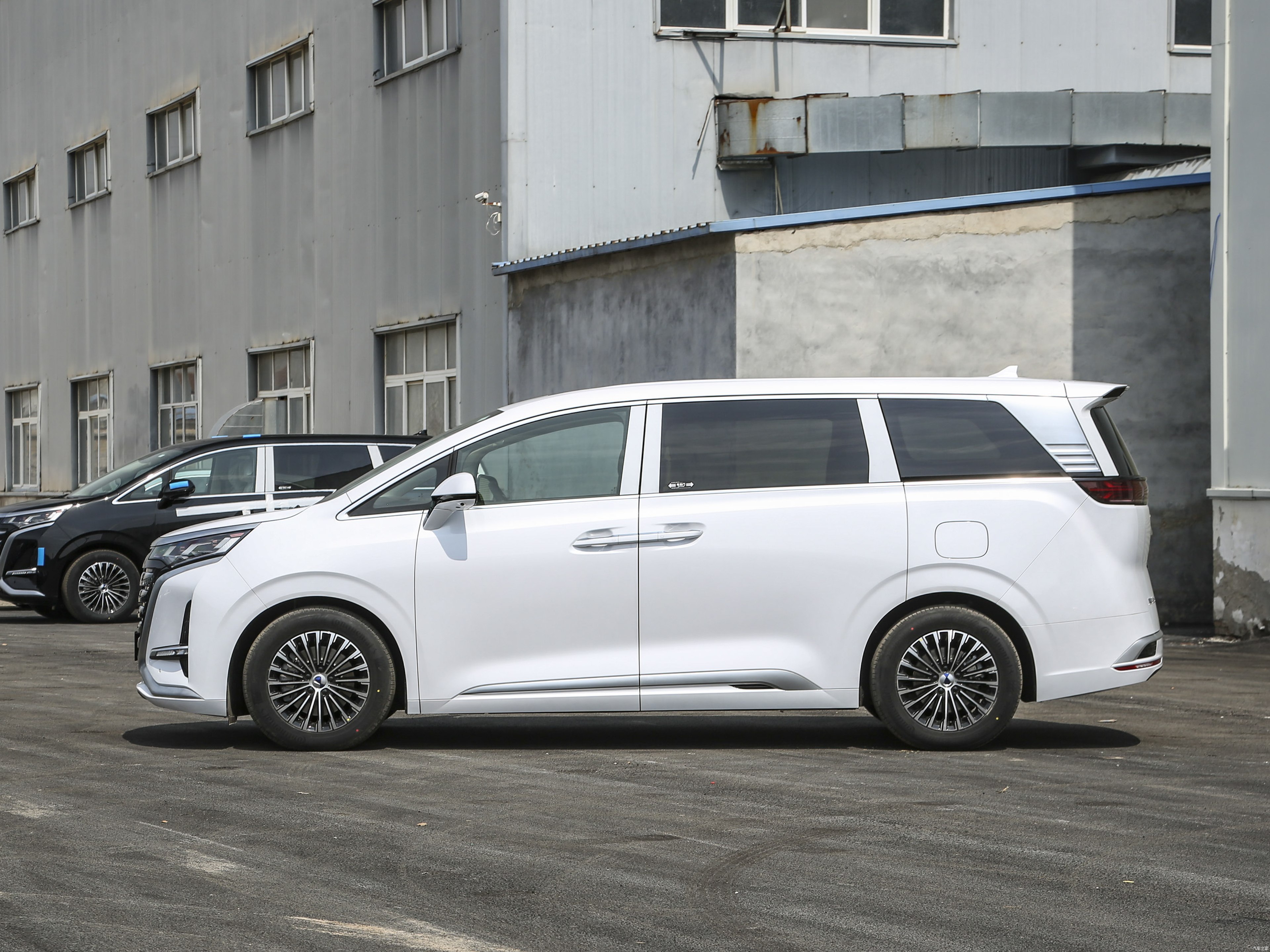Luxury Business Electric MPV DENZA D9