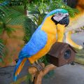 Burung beo animatronic berdiri di cabang untuk dijual