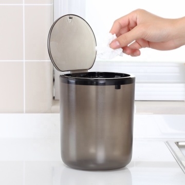 Kleiner Plastikmüllbehälter mit Deckel für Home Office und Auto