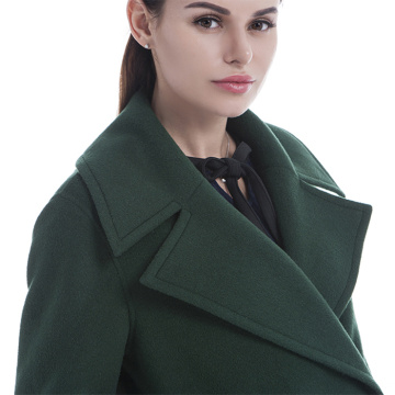 Abrigo de invierno en cashmere verde de nuevos estilos.