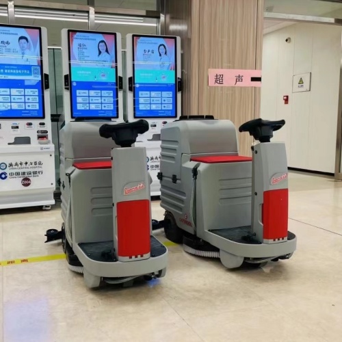 Машина для очистки пола на полу