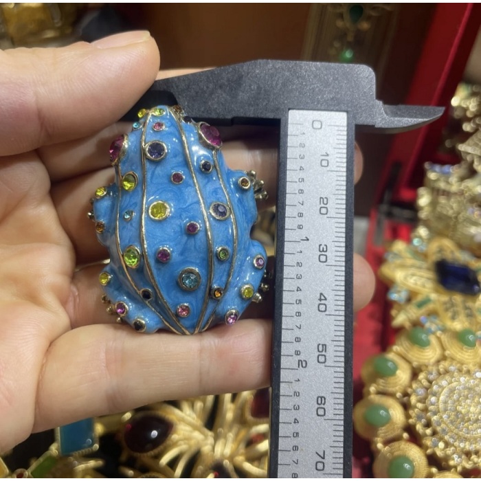 Um delicado broche de esmalte de meados do século