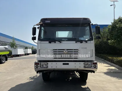 SINOTRUCK 4X4 Off-road Lubricants Oil/Fuel Delivery Vehicle