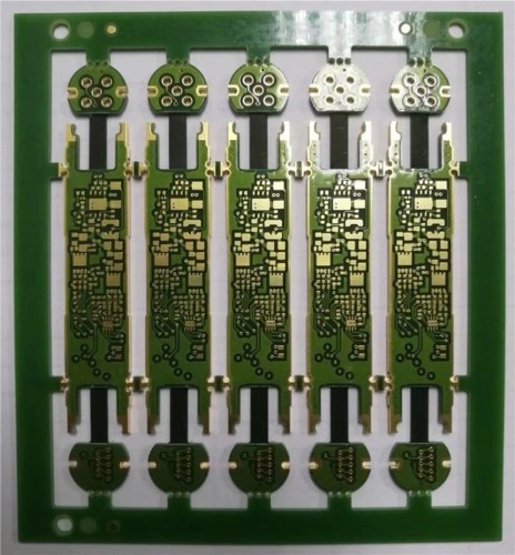 Meerlagig RF-circuit met randbeplating