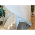 Escada em espiral com corrimão de vidro de design moderno
