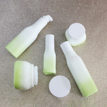 Verpackung von Flaschen und Gläsern aus grünem Opalglas