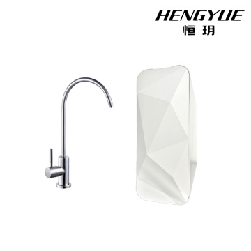 Purificador de agua doméstico blanco con filtración avanzada