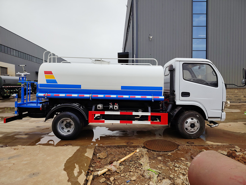 Dongfeng Euro III emission 5000L water tanker truck