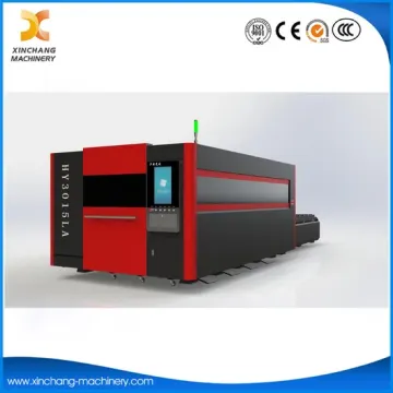 CNC-Faserlaser-Plattenschneidemaschine mit Wechseltisch und geschlossener Abdeckung