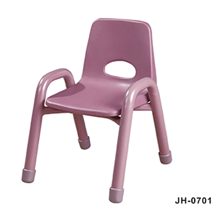 Tables et chaises flexibles de la maternelle