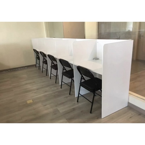 Mesa de escritório com partição de painel completo