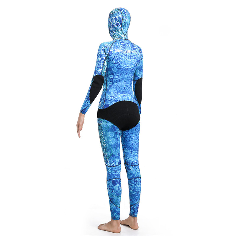 Wetsuit di pesca con pesca a tracolla mimetica blu.