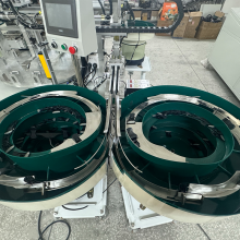 Máquina para fabricar perchas duraderas