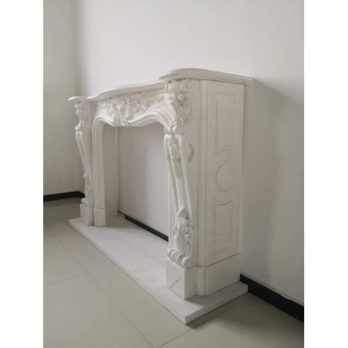 大理石の彫刻されたフランス風の暖炉のマントル