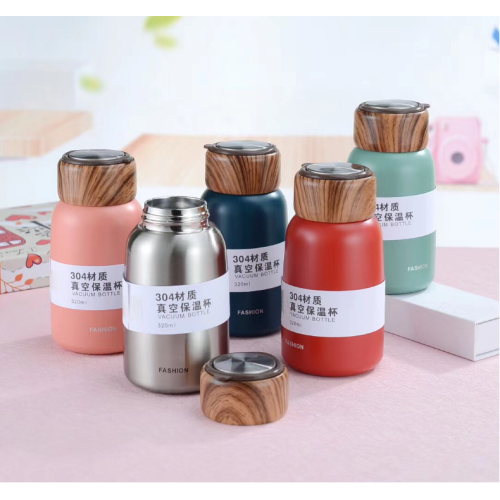 Small capacity portable vacuum flask with wood lid