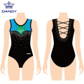 Çox rəngli kəmər geri çəkilmiş qız leotards