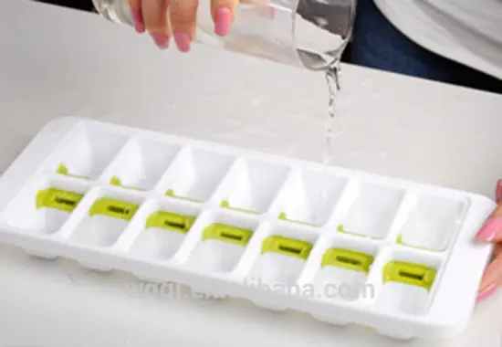 Wholesale Colorful Ice Cube trays with covers Portable Usage