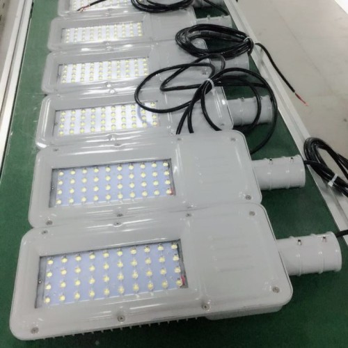 Farola LED dividida con panel solar ajustable
