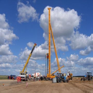 Conducteur de perçage de pile de machines de construction