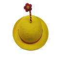 Cappello giallo carino con piccolo fiore