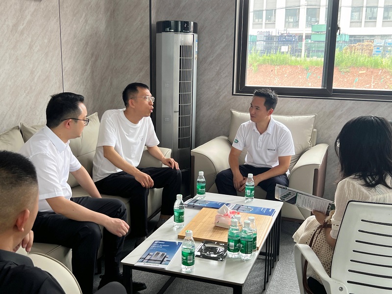 A delegation led by Qi Jiahong, Director of the Banan District Economic and Information Technology Commission, visited Sennan Electric to discuss the implementation of charging pile technology