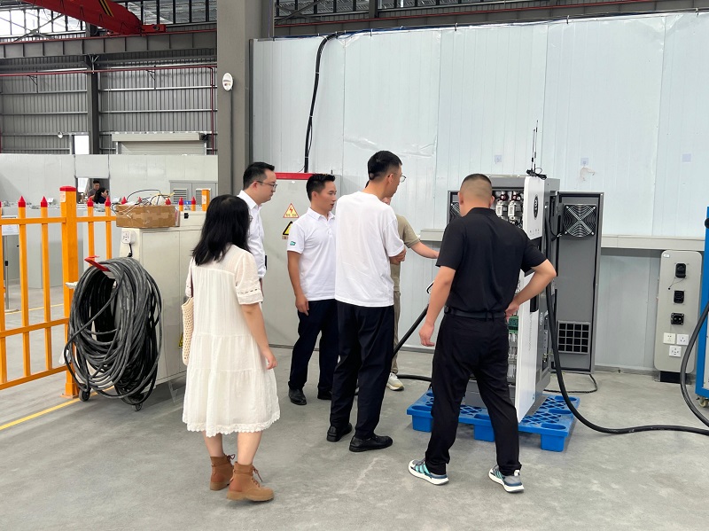 A delegation led by Qi Jiahong, Director of the Banan District Economic and Information Technology Commission, visited Sennan Electric to discuss the implementation of charging pile technology